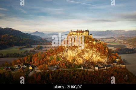 Blick auf das Schloss Hochosterwitz, eine der beeindruckendsten mittelalterlichen Burgen Österreichs aus dem 9. Jahrhundert und eines der Wahrzeichen Kärntens. Au Stockfoto