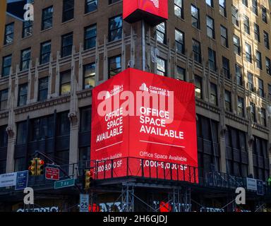 Büroflächen am Mittwoch, den 10. November 2021, auf dem Times Square in New York verfügbar. (© Richard B. Levine) Stockfoto