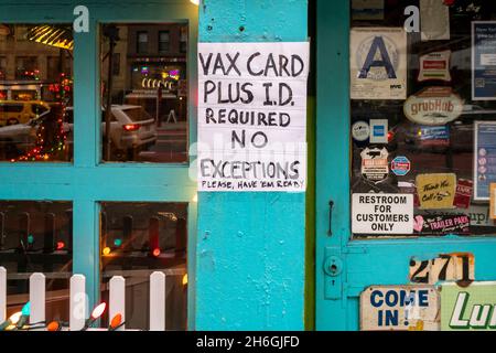 Ein Schild vor einem Restaurant in Chelsea in New York am Donnerstag, dem 11. November 2021, informiert die Gäste darüber, dass für die Einreise ein Nachweis über die Impfung und eine Identifizierung erforderlich ist. (© Richard B. Levine) Stockfoto