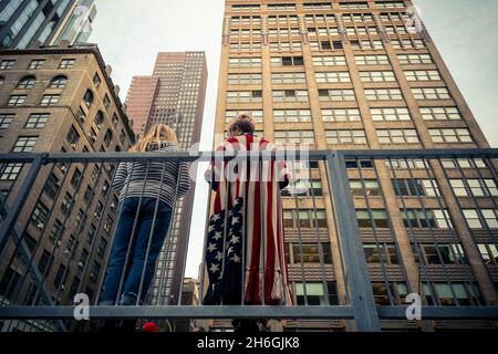 Zuschauer auf der Fifth Avenue in New York während der Veterans Day Parade am Donnerstag, dem 11. November 2021, die nach einer einjährigen Pandemie-Pause zurückkehrte. In der elften Stunde des elften Tages des elften Monats verstummten die Geschütze im Jahr 1918, was das Ende des Ersten Weltkriegs markierte.der Feiertag wurde erweitert, um alle amerikanischen Soldaten aus allen Kriegen einzubeziehen. (© Richard B. Levine) Stockfoto