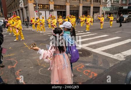 Zuschauer auf der Fifth Avenue in New York während der Veterans Day Parade am Donnerstag, dem 11. November 2021, die nach einer einjährigen Pandemie-Pause zurückkehrte. In der elften Stunde des elften Tages des elften Monats verstummten die Geschütze im Jahr 1918, was das Ende des Ersten Weltkriegs markierte.der Feiertag wurde erweitert, um alle amerikanischen Soldaten aus allen Kriegen einzubeziehen. (© Richard B. Levine) Stockfoto