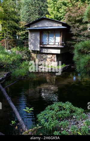 Koyama Garden liegt neben Toshimaen und hat einen japanischen Garten, der um einen Teich herum angelegt ist. Die Gartengestaltung nutzt den Höhenunterschied von Stockfoto