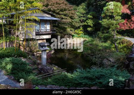 Koyama Garden liegt neben Toshimaen und hat einen japanischen Garten, der um einen Teich herum angelegt ist. Die Gartengestaltung nutzt den Höhenunterschied von Stockfoto