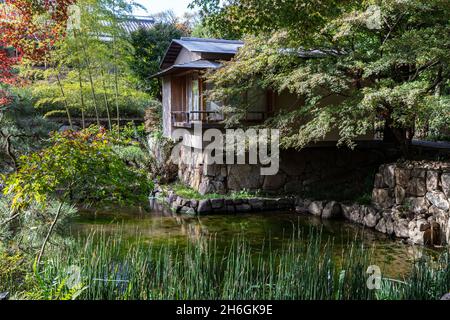 Koyama Garden liegt neben Toshimaen und hat einen japanischen Garten, der um einen Teich herum angelegt ist. Die Gartengestaltung nutzt den Höhenunterschied von Stockfoto