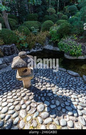 Okusuitei Teahouse Garden - um Tugend durch Tee zu suchen, möchte ich wie fließendes Wasser sein. Die Tugend des Tokumaru Distrikts, wo das Wasserrad p Stockfoto