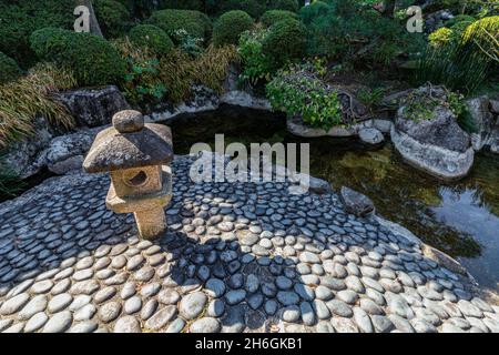 Okusuitei Teahouse Garden - um Tugend durch Tee zu suchen, möchte ich wie fließendes Wasser sein. Die Tugend des Tokumaru Distrikts, wo das Wasserrad p Stockfoto