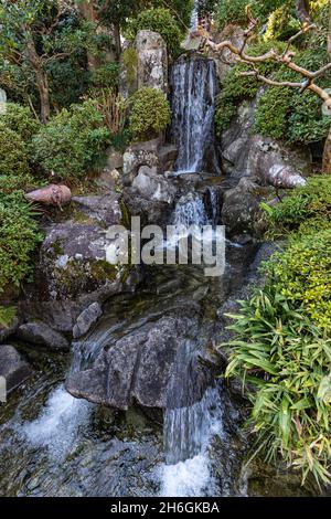 Okusuitei Teahouse Garden - um Tugend durch Tee zu suchen, möchte ich wie fließendes Wasser sein. Die Tugend des Tokumaru Distrikts, wo das Wasserrad p Stockfoto