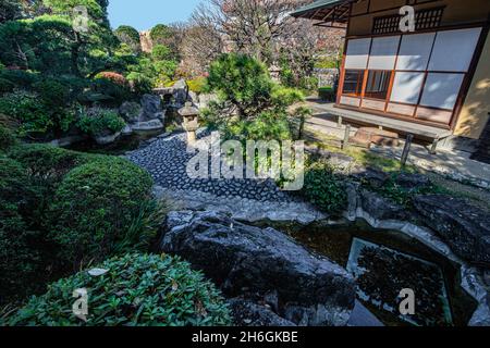 Okusuitei Teahouse Garden - um Tugend durch Tee zu suchen, möchte ich wie fließendes Wasser sein. Die Tugend des Tokumaru Distrikts, wo das Wasserrad p Stockfoto