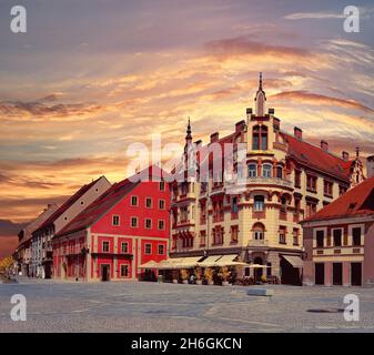 Maribor Hauptplatz in Slowenien. Panoramabild mit blauem Himmel. Panoramablick auf die Stadt. Berühmtes Touristenziel in Europa. Stockfoto