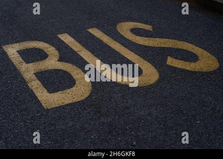 Word-Bus auf dem Asphalt in der Bushaltestelle Stockfoto