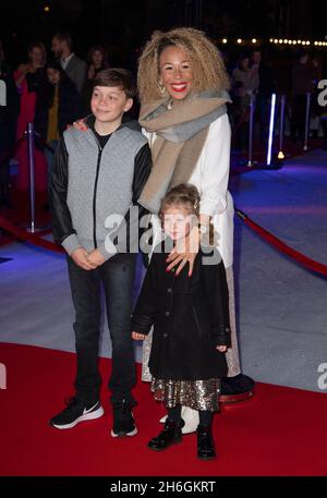 LONDON, ENGLAND - 15. NOVEMBER: Ria Hebden, Lula und Noah nehmen an der britischen Premiere von „A Boy Called Christmas“ im Natural History Museum, London, England, Teil. Am 15. November 2021. Foto Gary Mitchell/Alamy Live News Stockfoto