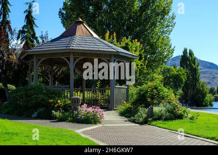 Holzpavillon am Seeufer des Osoyoos Lake in der Kleinstadt Osoyoss im Okanagan Valley, British Columbia, Kanada. Stockfoto