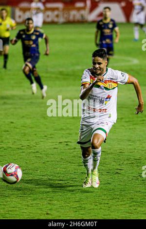 Recife, Brasilien. November 2021. PE - Recife - 15/11/2021 - BRASILIANISCHER B 2021, NAUTICO X SAMPAIO CORREA - Leo Artur, Spieler von Sampaio Correa während eines Spiels gegen Nautico im Aflitos-Stadion für die brasilianische B 2021-Meisterschaft. Foto: Rafael Vieira/AGIF/Sipa USA Quelle: SIPA USA/Alamy Live News Stockfoto