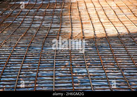 Verstärkungsgitter für Pflasterplatten. Die Grundlage für das Betonieren des Bürgerwegs. Netz. Stockfoto