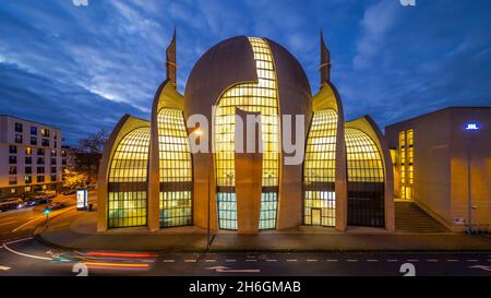 DITIB-Zentralmoschee in Köln-Ehrenfeld bei Nacht Stockfoto