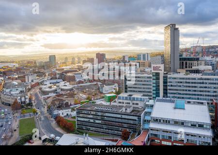 SHEFFIELD, GROSSBRITANNIEN – 4. NOVEMBER 2021. Ein Luftpanorama des Stadtzentrums von Sheffield und der Gebäude der Hallam University bei Sonnenuntergang Stockfoto