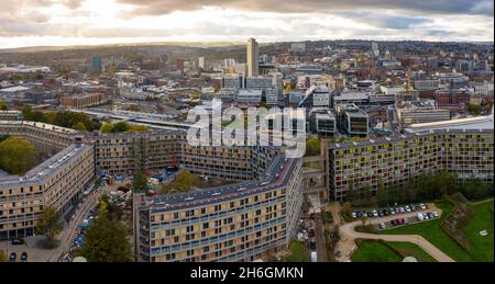 Ein Panoramablick auf das Stadtzentrum von Sheffield und das neu entwickelte Park Hill Estate bei Sonnenuntergang Stockfoto