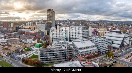 SHEFFIELD, GROSSBRITANNIEN – 4. NOVEMBER 2021. Ein Luftpanorama des Stadtzentrums von Sheffield und der Gebäude der Hallam University bei Sonnenuntergang Stockfoto