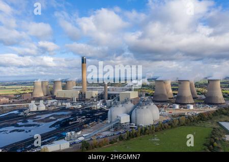 KRAFTWERK DRAX, YORKSHIRE, GROSSBRITANNIEN - 4. NOVEMBER 2021. Eine Panoramasicht auf das Kraftwerk Drax mit Lagertanks für Biomasse und Kohlenstoffabscheidung Stockfoto
