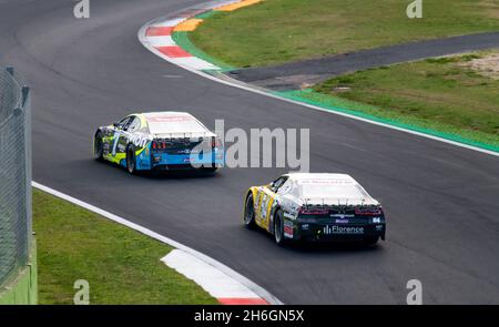 Vallelunga, Italien, oktober 29 2021. Amerikanisches Fest von Rom. Rückansicht der Rennwagen von Nascar, die auf der asphaltierten Rennstrecke eine Herausforderung darstellen Stockfoto