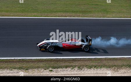Vallelunga, Italien, oktober 29 2021. Amerikanisches Fest von Rom. Formel Rennwagen harte Bremsen mit Rauch aus Reifen Stockfoto