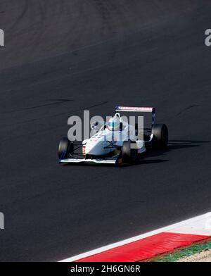 Vallelunga, Italien, oktober 29 2021. Amerikanisches Fest von Rom. Rennwagen auf Rennbahn mit schwarzem Asphalt Kopieplatz Stockfoto