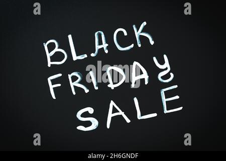 Angebot „Black Friday“. Text auf schwarzem Hintergrund geschrieben Stockfoto