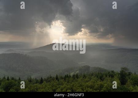 Ein Sommergewitter zieht vom elsass über die rheinebene ins murgtal im nördlichen Schwarzwald Stockfoto