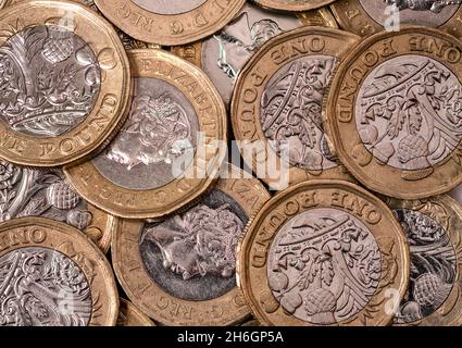 Britische 1-Pfund-Münzen über dem Bildhintergrund Stockfoto