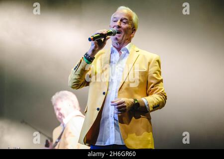 Zürich, Schweiz. 30. Oktober 2021. Die Schweizer Schlagerband die Calimeros tritt live auf der großen Schlagerparty 2021 im Hallenstadion in Zürich auf. (Foto: Gonzales Photo - Tilman Jentzsch). Stockfoto