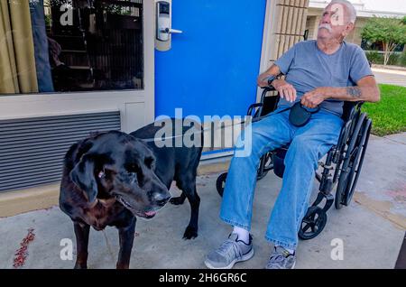 Milt Hall, 85, sitzt vor seinem Zimmer im Motel 6 mit seinem Hund Jack Daniels, 1. Oktober 2017, in Beeville, Texas. Hall wurde durch den Hurrian Harvey vertrieben. Stockfoto