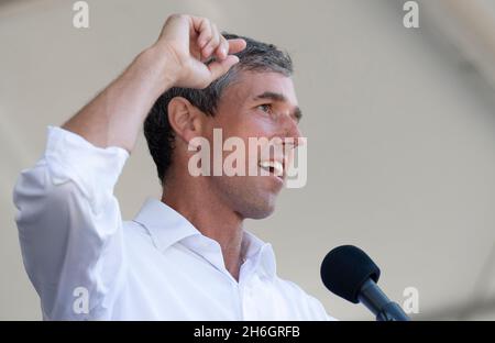 Am 15. November 2021 gab der ehemalige Kongressabgeordnete Beto O'Rourke aus Texas bekannt, dass er am Montag zum Gouverneur läuft. FILEBILD: 31. Juli 2021, Austin, Texas, USA: Der ehemalige Kongressabgeordnete BETO O'ROURKE spricht, als Wahlrechtsbefürworter am Samstag einen viertägigen, 30 Meilen langen marsch im Texas Capitol beenden, wo sich Dutzende Redner gegen die republikanischen Bemühungen zur Änderung der Wahlverfahren im ganzen Land und in Texas versammelten. Etwa 3,000 Menschen wurden mit einem 3-Song-Set des legendären Texans Willie Nelson verwöhnt. (Bild: © Bob Daemmrich/ZUMA Press Wire) Stockfoto