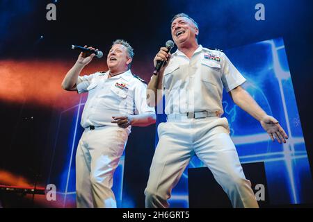 Zürich, Schweiz. 30. Oktober 2021. Die deutsche Schlagerband die Schlagerpiloten tritt live auf der großen Schlagerparty 2021 im Hallenstadion in Zürich auf. (Foto: Gonzales Photo - Tilman Jentzsch). Stockfoto