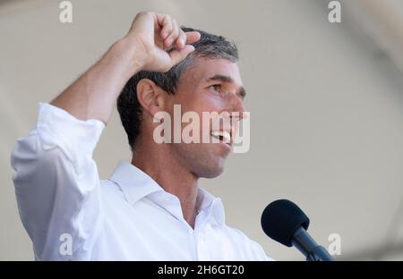 Am 15. November 2021 gab der ehemalige Kongressabgeordnete Beto O'Rourke aus Texas bekannt, dass er am Montag zum Gouverneur läuft. FILEBILD: 31. Juli 2021, Austin, Texas, USA: Der ehemalige Kongressabgeordnete BETO O'ROURKE spricht, als Wahlrechtsbefürworter am Samstag einen viertägigen, 30 Meilen langen marsch im Texas Capitol beenden, wo sich Dutzende Redner gegen die republikanischen Bemühungen zur Änderung der Wahlverfahren im ganzen Land und in Texas versammelten. Etwa 3,000 Menschen wurden mit einem 3-Song-Set des legendären Texans Willie Nelson verwöhnt. (Bild: © Bob Daemmrich/ZUMA Press Wire) Stockfoto