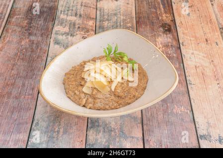 Risotto funghi ist ein herbstliches Gericht, das schmackhaft und aromatisch ist, wenn wir uns für Boletus entscheiden, mit Duft und Textur, auch wenn es gekocht wird. Weit verbreitet auf den Tischen alle Stockfoto