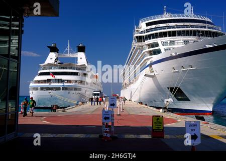 Zwei Kreuzschiffe dockten in Kusadasi, Türkei. Der Wikingerhimmel und die Sternenlegende Stockfoto