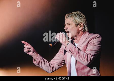 Zürich, Schweiz. 30. Oktober 2021. Der deutsche Schlagersänger Matthias Reim tritt live auf der großen Schlagerparty 2021 im Hallenstadion in Zürich auf. (Foto: Gonzales Photo - Tilman Jentzsch). Stockfoto