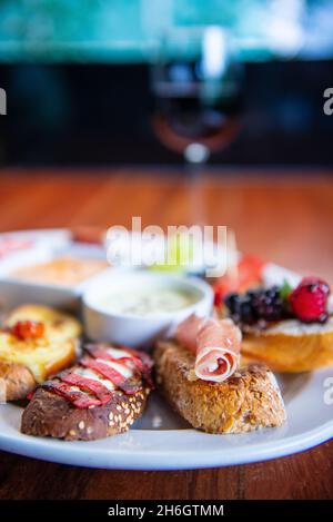 Traditionelle spanische Tapas auf einem Holztisch. Spanische Tapas Stockfoto