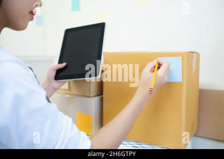 Arbeitsbereich mit Modell-Laptop mit leerem Bildschirm. 3D-Rendering. Stockfoto