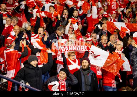 15. November 2021; Hampden Park, Glasgow, Schottland, FIFA Fußball-Weltmeisterschaft 2022, Schottland gegen Dänemark; Dänemark-Fans Stockfoto
