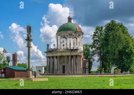 Pidhirtsi, Ukraine 06.07.2021. Kirche der Erhöhung des Heiligen Kreuzes und des Hl. Josef in Pidhirtsi Dorf, Ukraine, an einem sonnigen Sommertag Stockfoto
