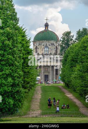 Pidhirtsi, Ukraine 06.07.2021. Kirche der Erhöhung des Heiligen Kreuzes und des Hl. Josef in Pidhirtsi Dorf, Ukraine, an einem sonnigen Sommertag Stockfoto