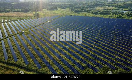 Blick auf ein Solarkraftwerk, Reihen von Solarzellen, Solarzellen, Draufsicht, Draufsicht auf ein Solarkraftwerk, industrieller Hintergrund zum Thema rene Stockfoto