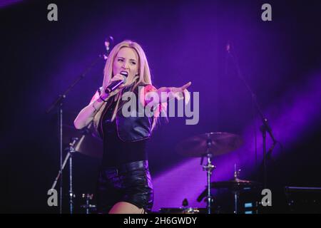 Zürich, Schweiz. 30. Oktober 2021. Die österreichische Schlagersängerin Melissa Naschenweng tritt live auf der großen Schlagerparty 2021 im Hallenstadion in Zürich auf. (Foto: Gonzales Photo - Tilman Jentzsch). Stockfoto