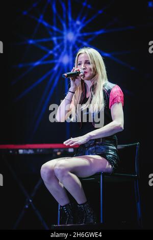Zürich, Schweiz. 30. Oktober 2021. Die österreichische Schlagersängerin Melissa Naschenweng tritt live auf der großen Schlagerparty 2021 im Hallenstadion in Zürich auf. (Foto: Gonzales Photo - Tilman Jentzsch). Stockfoto
