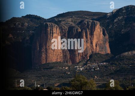 Landschaft von Los Mallos de Riglos oder Mallets of Riglos, einem riesigen Konglomerat von Felsformationen, in der Region Hoya de Huesca, Aragon, Spanien Stockfoto