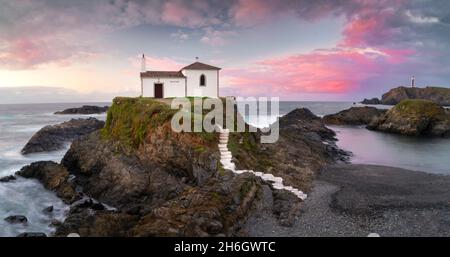 Hermitage auf einer Insel an der galizischen Küste bei Sonnenuntergang Stockfoto