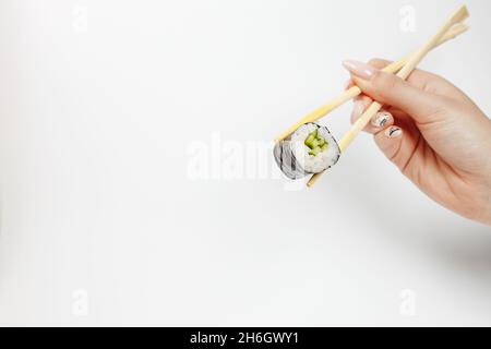 Japanische Küche, Sushi-Brötchen auf weißem Hintergrund isoliert, Nahaufnahme Stockfoto
