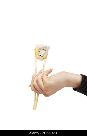 Sushi rollt Philadelphia-Käse. Geräucherter Lachs, Frischkäse, Gurke im Inneren. Käse und Hühnchen-Sushi. Set aus acht Käse-Sushi-Rollen isoliert Stockfoto