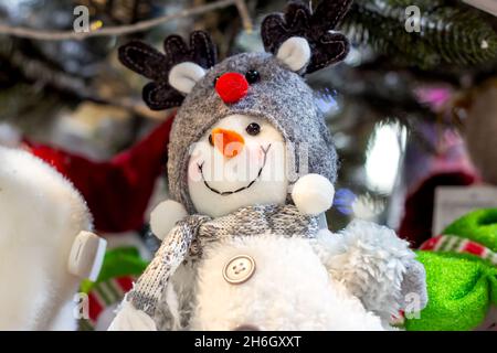 Bunte Spielzeug Schneemann auf dem Regal im Shop. Konzept für Weihnachten und Neujahr. Stockfoto